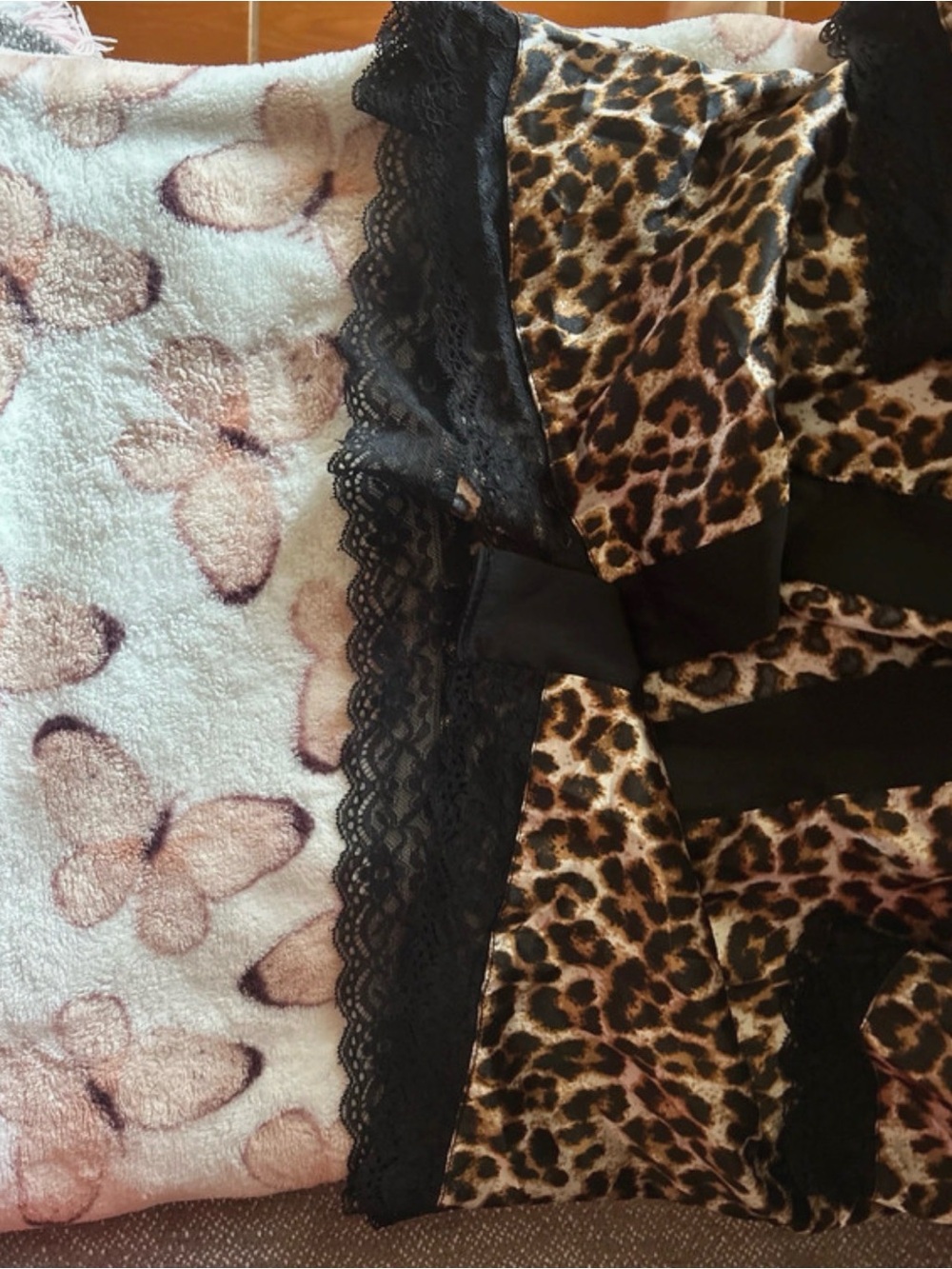 Leopard Print Open Front Women's robe with Black lace Trim - Picture 2 of 3